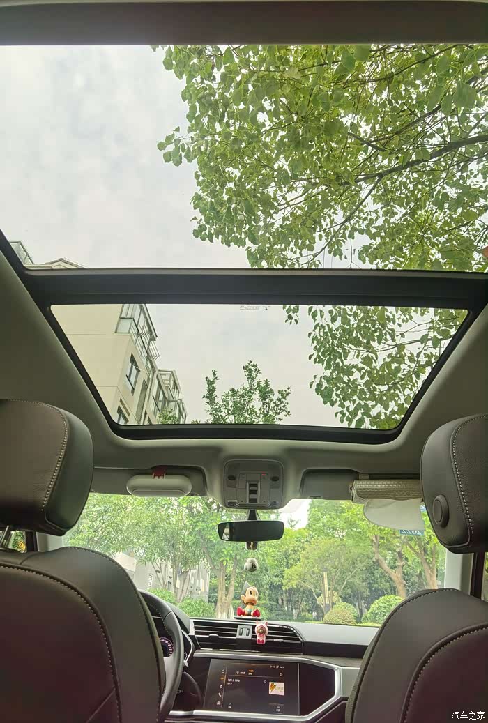 (题外话新出q3轿跑反而没有全景天窗的)