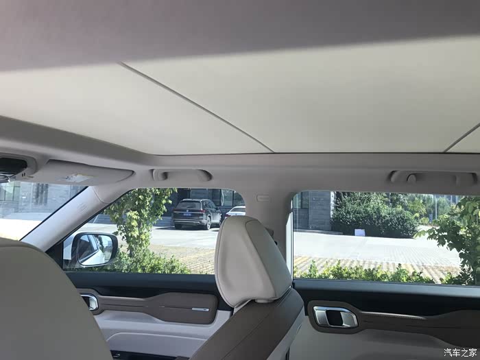 全景天窗,显得车内光线很好