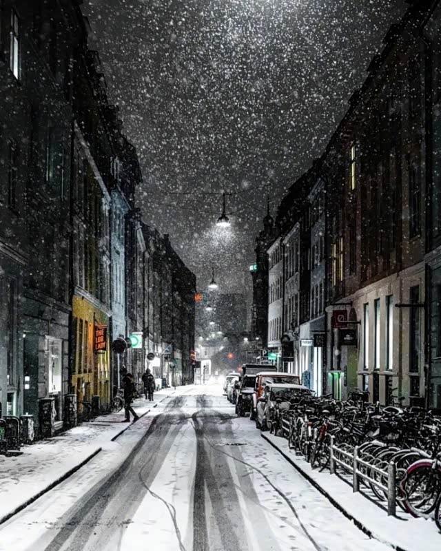 莫斯科的夜间雪是那么美好