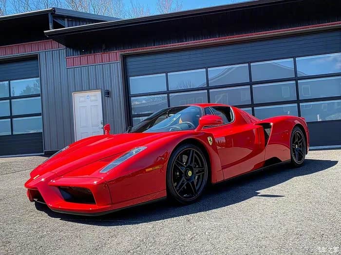 经典车之红色法拉利ferrarienzo