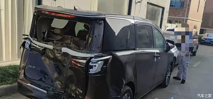 gl8被撞出阿尔法的味道了