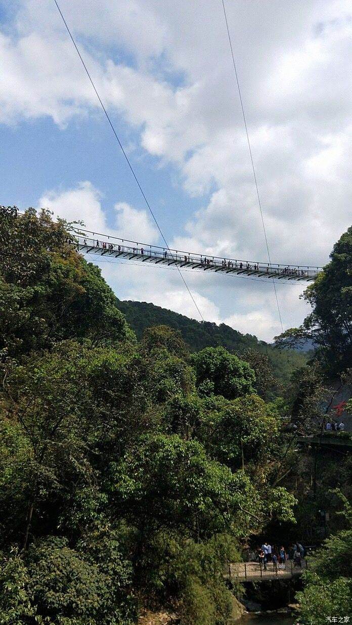 廣州清遠市古龍峽玻璃大峽谷的玻璃橋感覺像龍門水都的玻璃橋