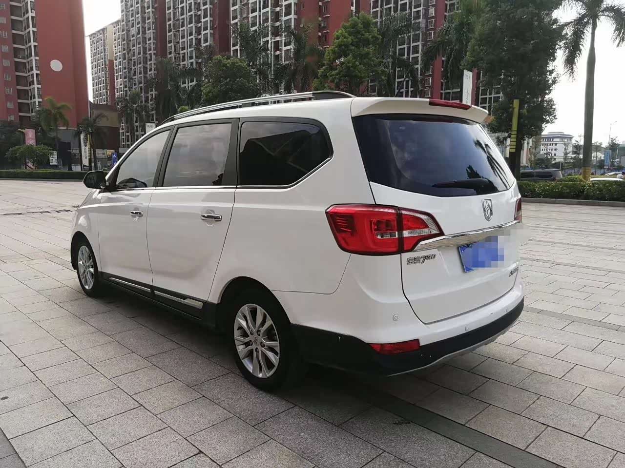 白色的宝骏730外形还是挺秀气的,内饰空间非常大.