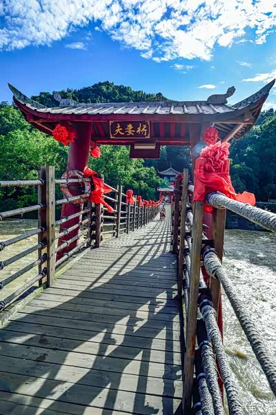 此行最令人兴奋事那算是是横穿安澜索桥了,安澜索桥民间俗称为"夫妻桥