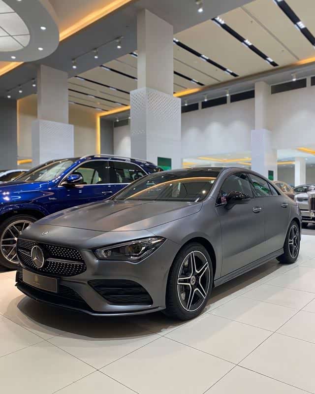 新奔驰cla级实车,外观采用哑光色的车身风格,很时尚大气