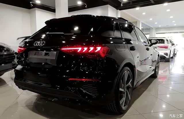 全新奥迪a3两厢版全黑的设计风格更加帅气运动感很强
