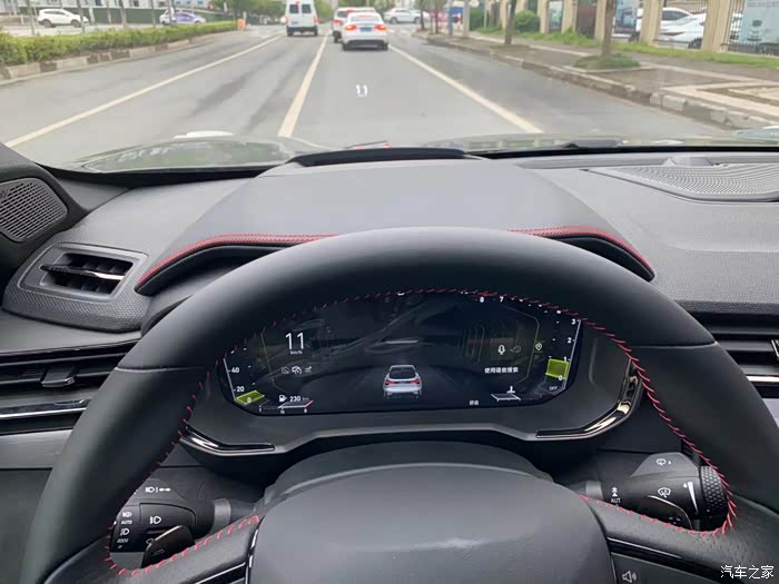 领克05全彩hud抬头显示,非常清晰,驾驶者不需要低头就能够看到他需要