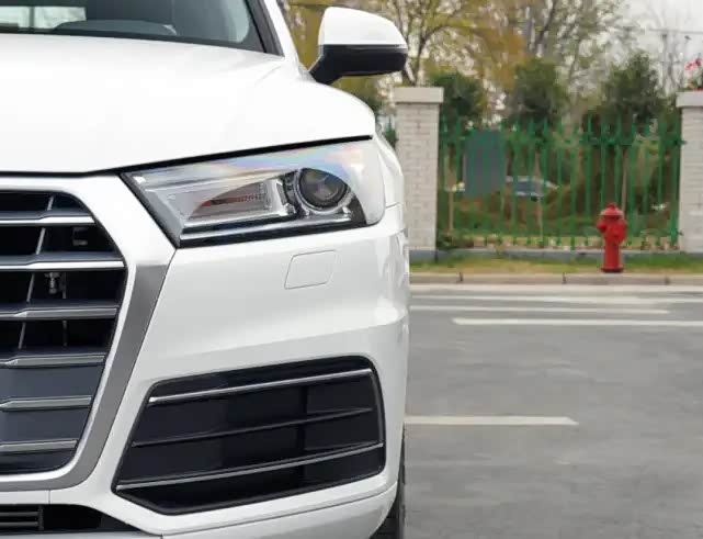 奥迪q5l前脸采用的是六边形的进气格栅,非常的霸气!