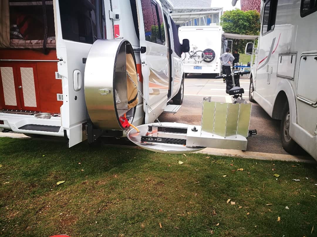 大通房车之备胎厨房房车达人之房车改装