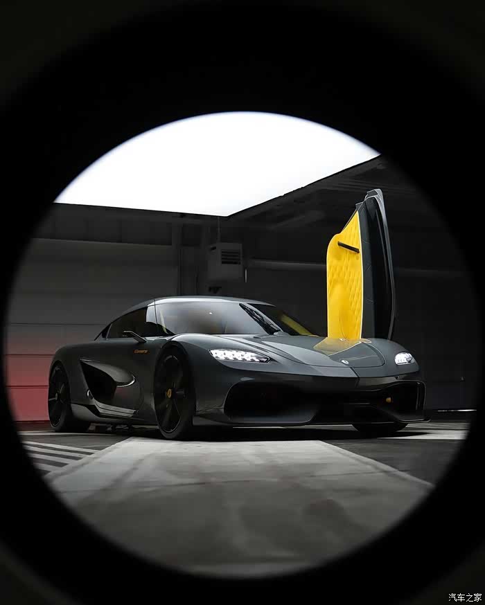 黑色的柯尼塞格gemera,别致的车头储物箱,黄色的内饰,美