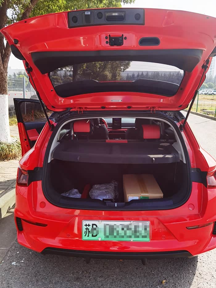 带格物板的后备箱,很深,个人觉得够用.