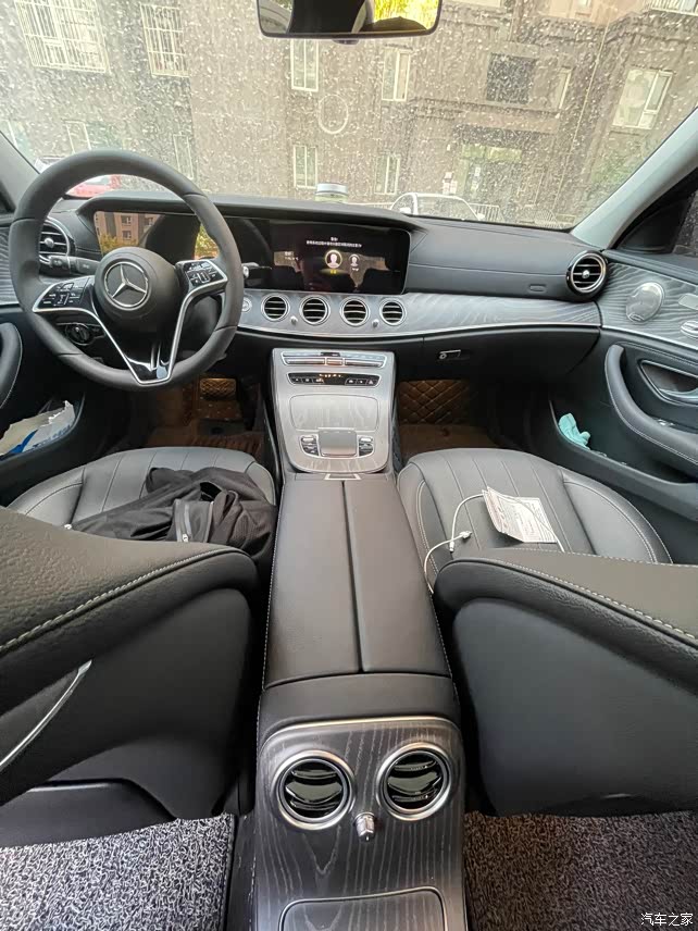 为什么e300豪华立标装饰木头是黑色的呢