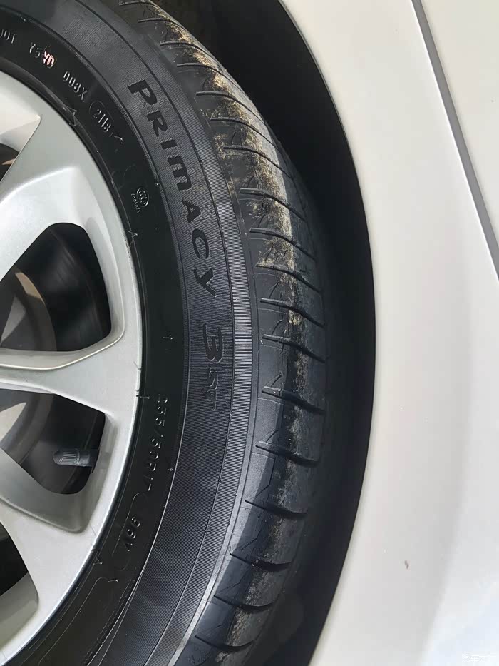 【图】米其林轮胎像这种龟裂要更换轮胎了吗?