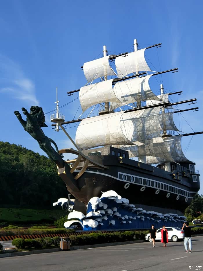 金石滩的大船,成为了一个游客必须拍照留念的取景地.