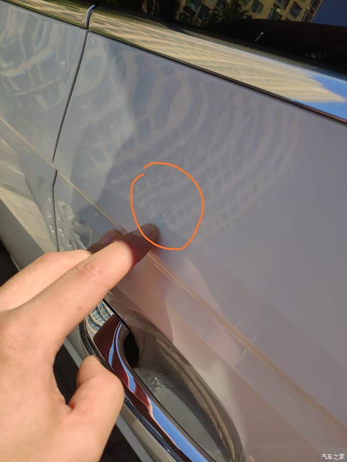 车门磕了个小坑