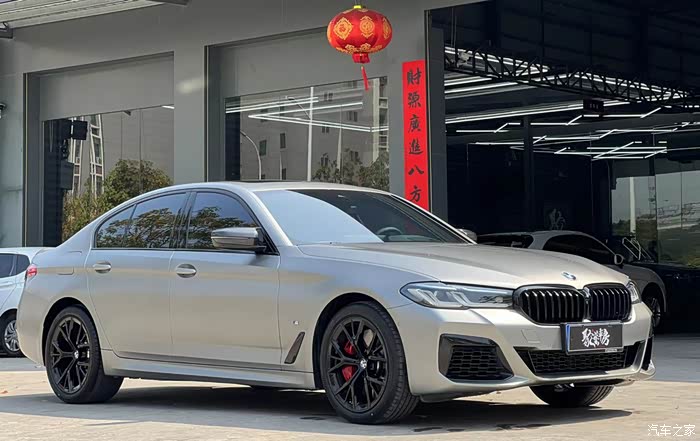 出9999新宝马540i磨砂暗夜银