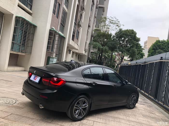 宝马1系三厢黑武士
