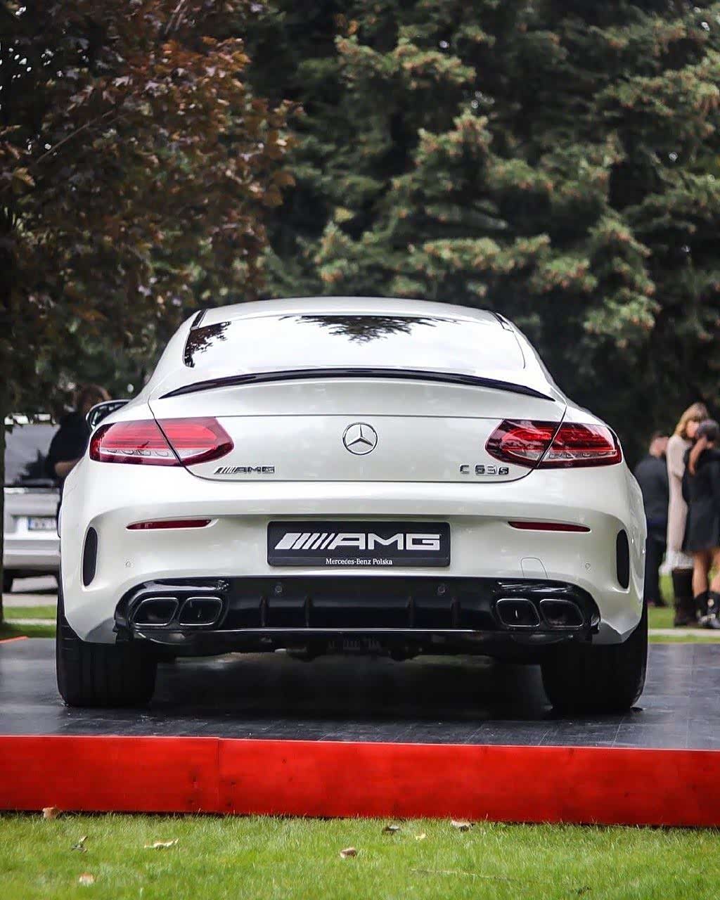 amg的车型非常的漂亮,流线感很强,价值性能也很不错.