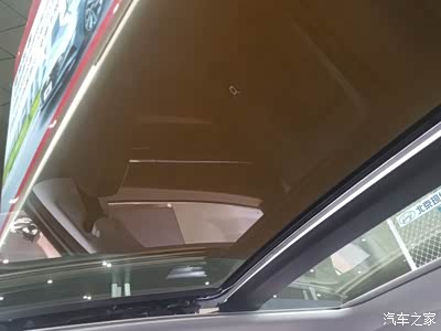 这个天窗真大啊,比我的胜达小天窗大多了,手机屏幕都框不完