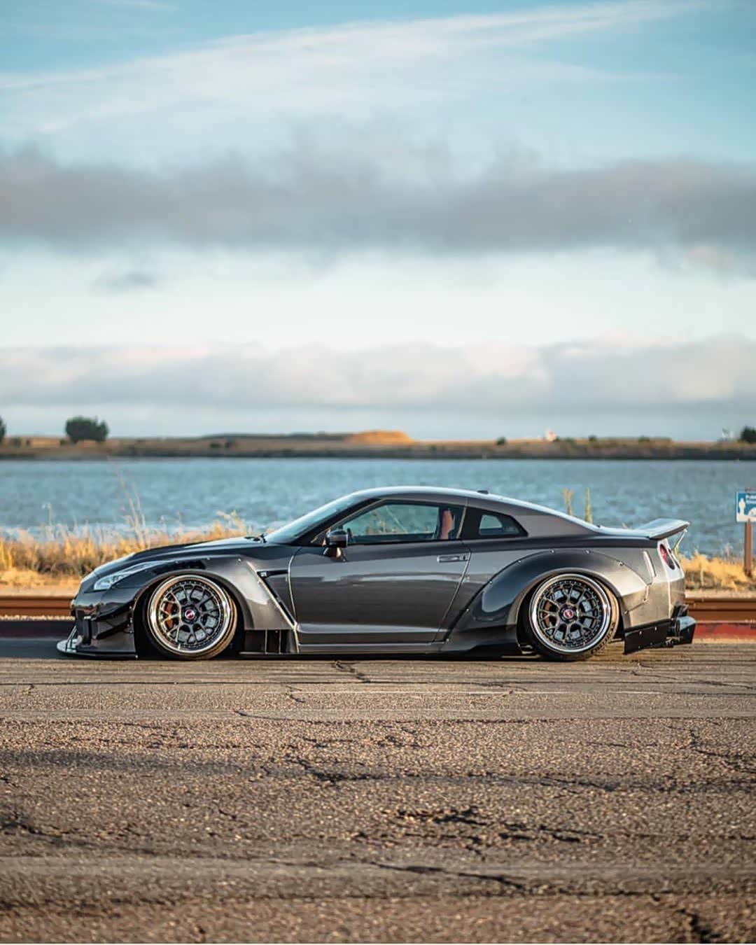 日产gtr r35重改,宽体碳纤维配合千匹的动力输出