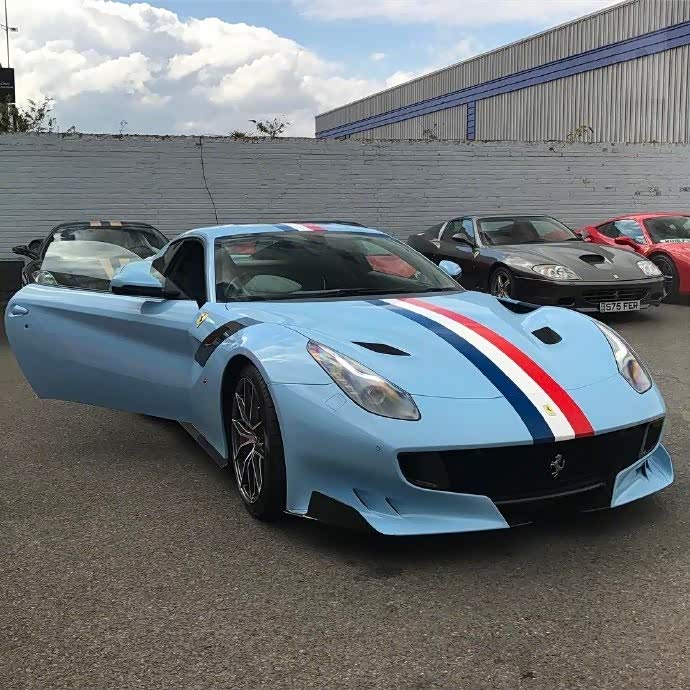 法拉利f12,这个颜色真是好看.