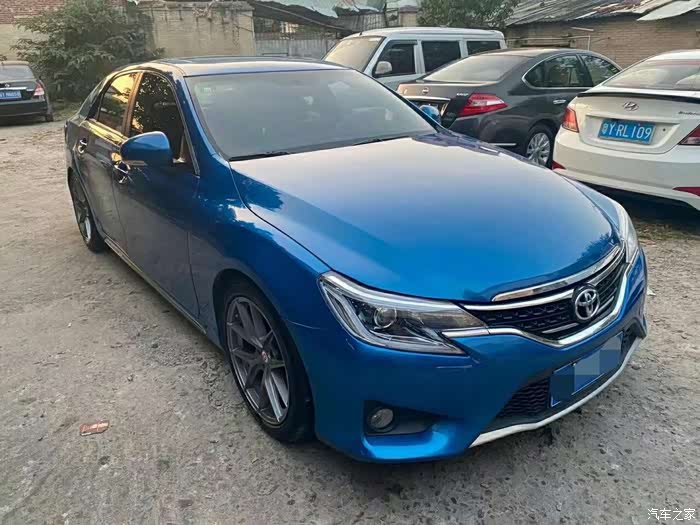 蓝色的丰田锐志很酷了吧看一眼便喜欢上它了