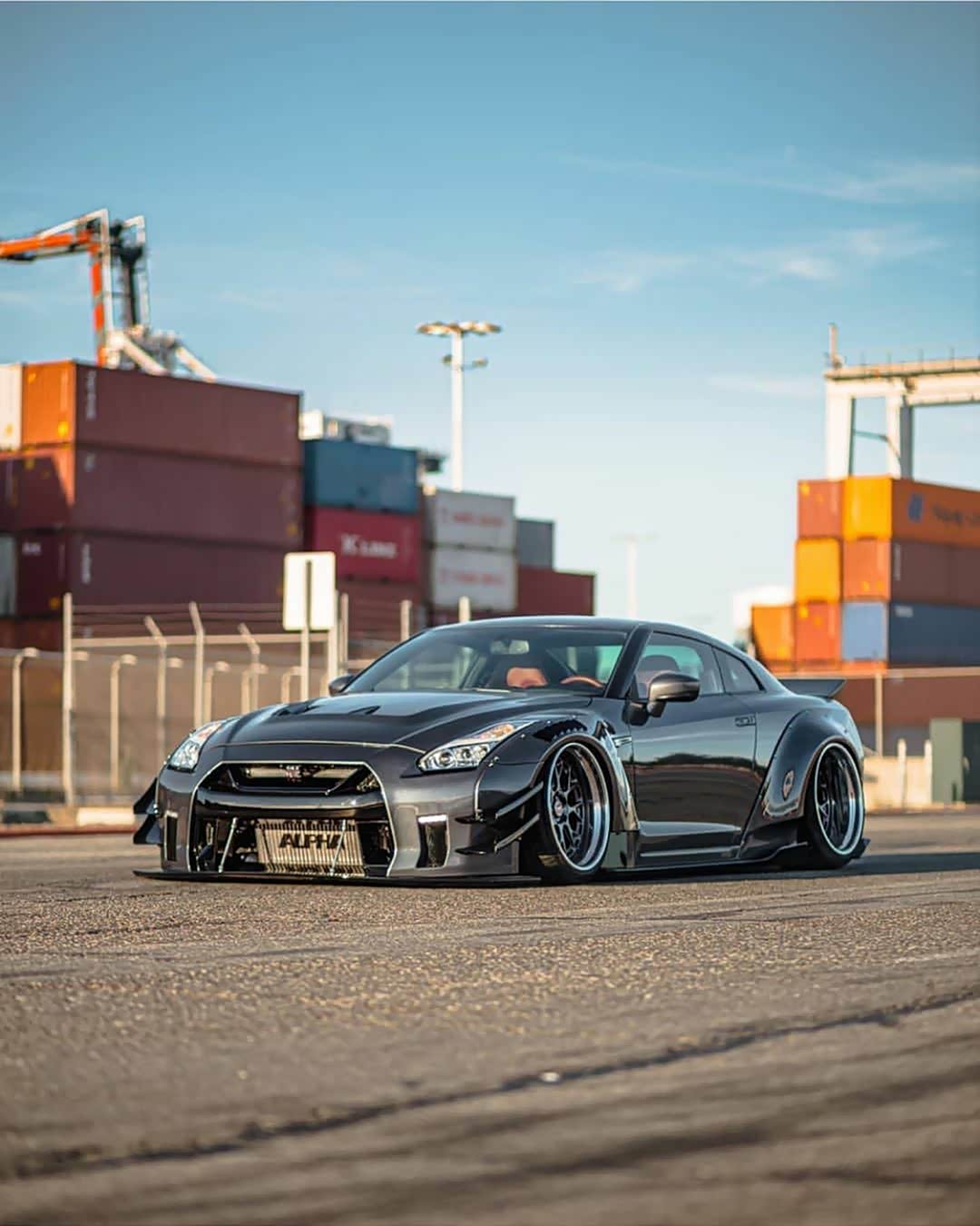 日产gtr r35重改,宽体碳纤维配合千匹的动力输出