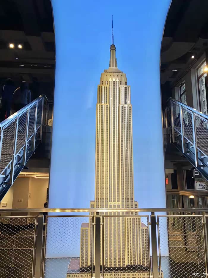 帝国大厦是一栋超高层的现代化办公大楼,它和自由女神像一起被称为