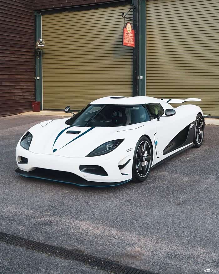 白色的柯尼塞格agerar完美身段豪华的内饰就是爽