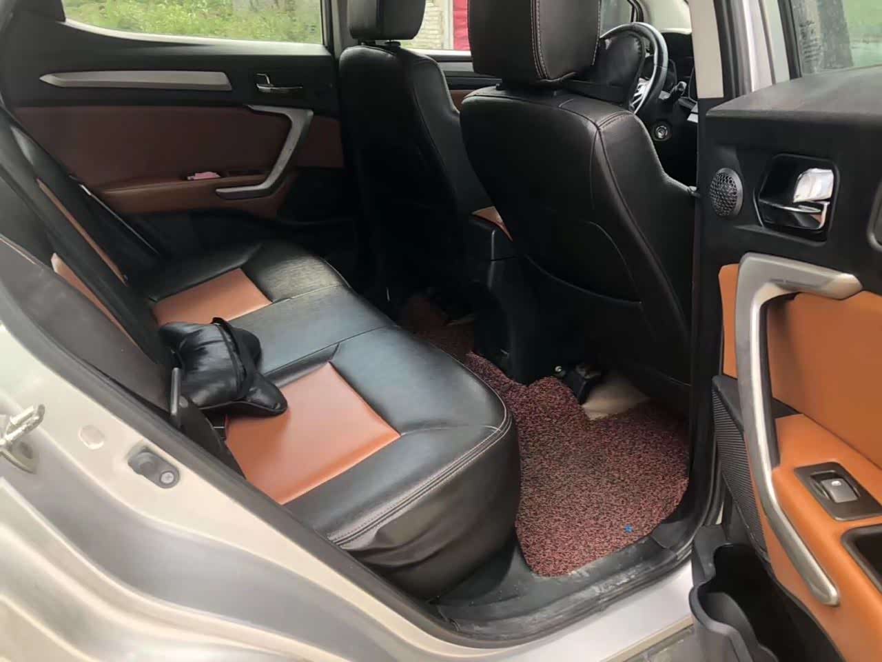 江淮瑞风s3内饰整体设计还是非常不错的.