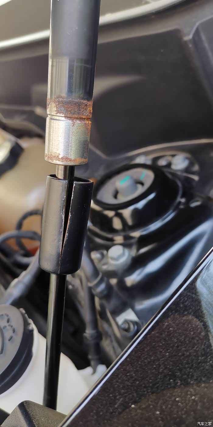 发动机舱盖顶杆这样了