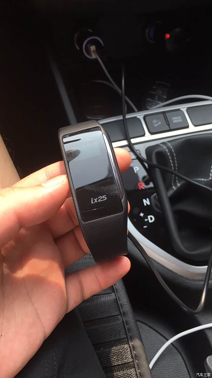 ix25 2018最新款的里面那个智能手环怎么用啊