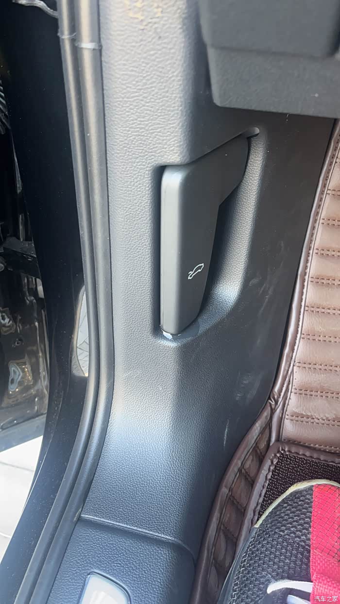 途观新车引擎盖开关处漏水