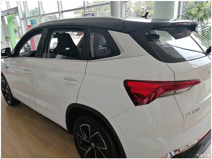 白色柯米克gt映入眼帘