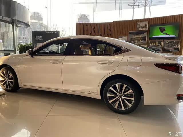 前脸巨大的纺锤式进气格栅搭配竖琴样式的中网,有很强的视觉冲击