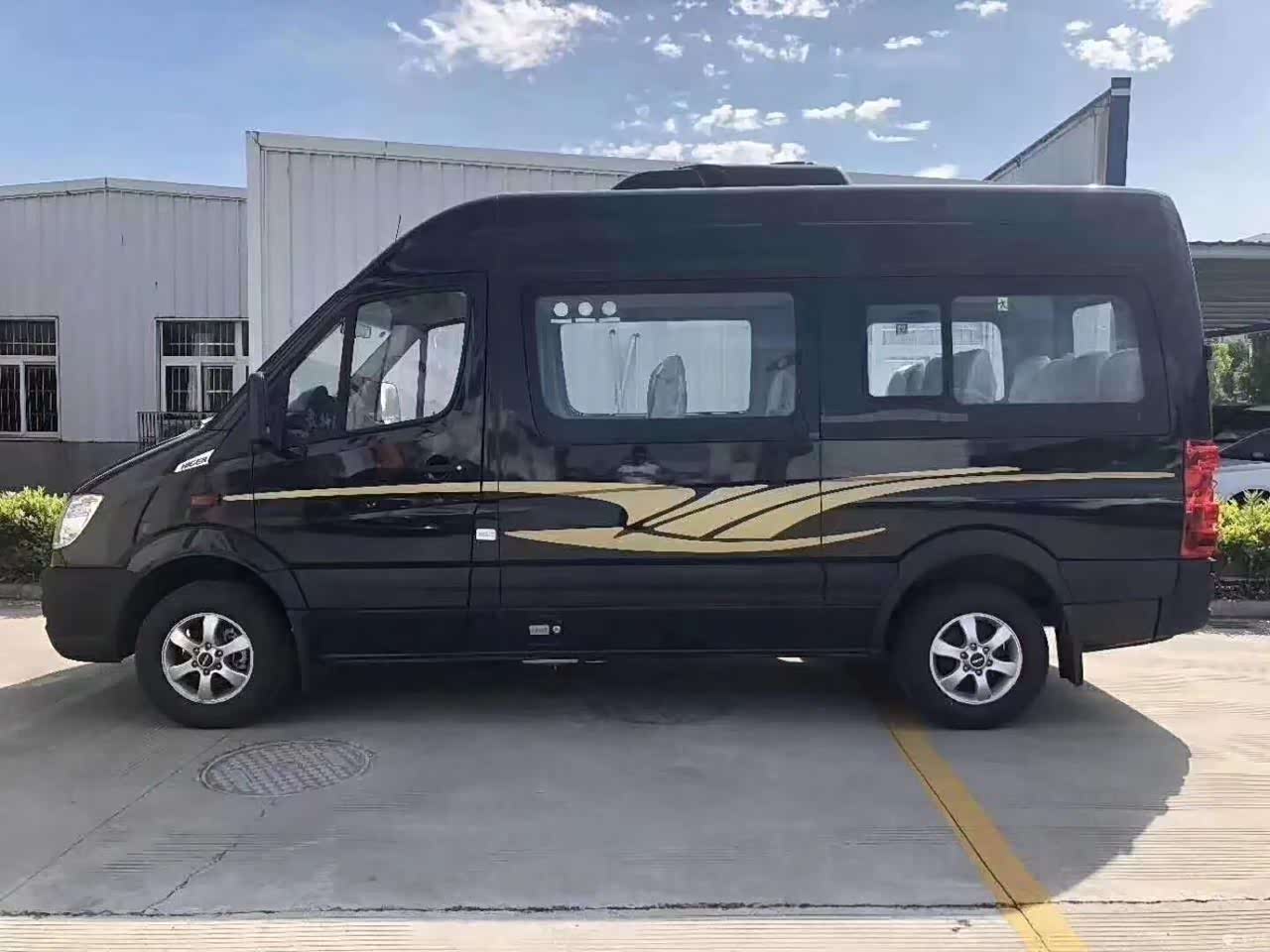 超大空间的14座海格客车,坐着去旅行一定很舒服吧!