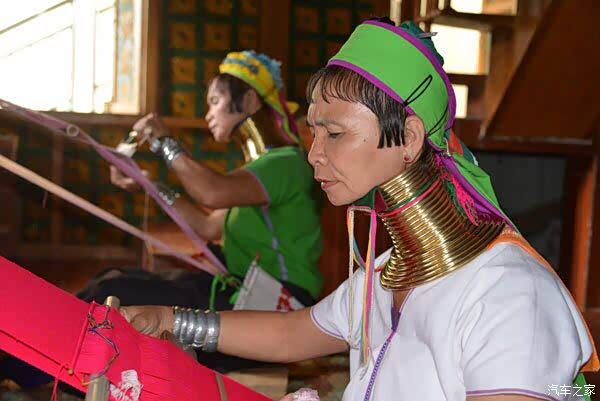 正在织布的布岛族