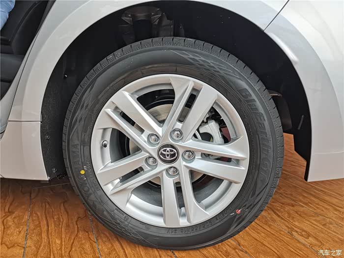 手握节能指标直奔店里看看雷凌双擎