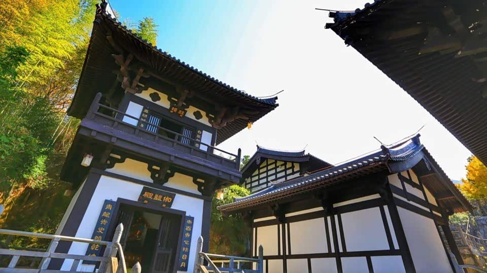 从远处观看梓路寺新建成的建筑,不同于中国其他的寺庙