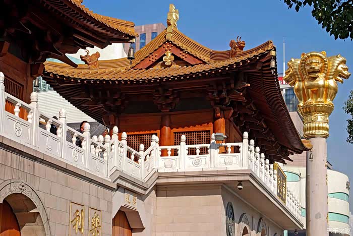 在静安寺前左侧,有一座类塔建筑,即"正法久住"梵幢(引用网络图片).