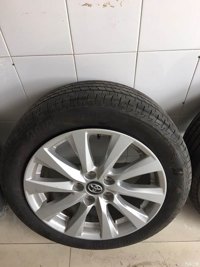 升级八代凯美瑞混动原厂18寸轮毂