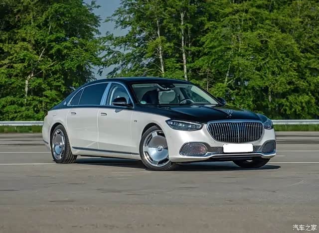 新一代奔驰迈巴赫s680它同样采用了双色车身设计