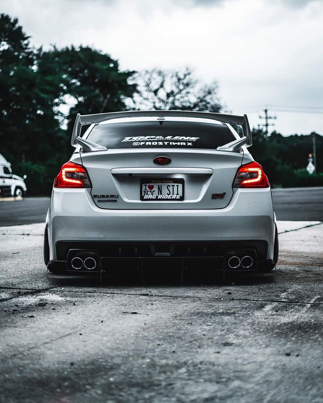 斯巴鲁翼豹sti 11代改装,白色