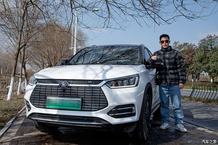 先来一张人车合影,靓车 阳光男孩的黄金组合!