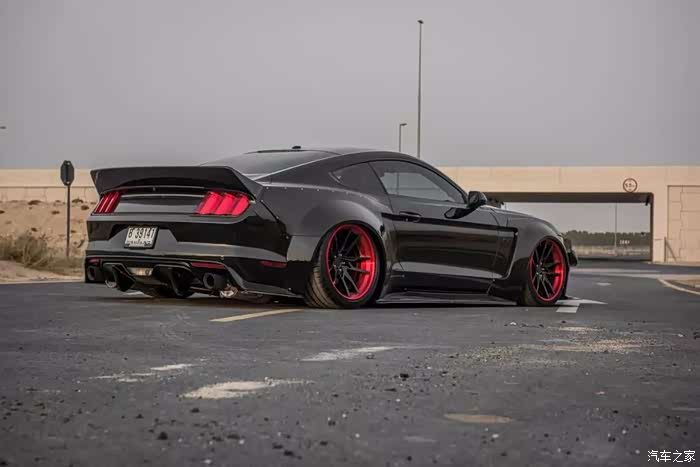 福特mustang改装宽体黑武士,在沙漠之中的姿态更是令人眼前一亮