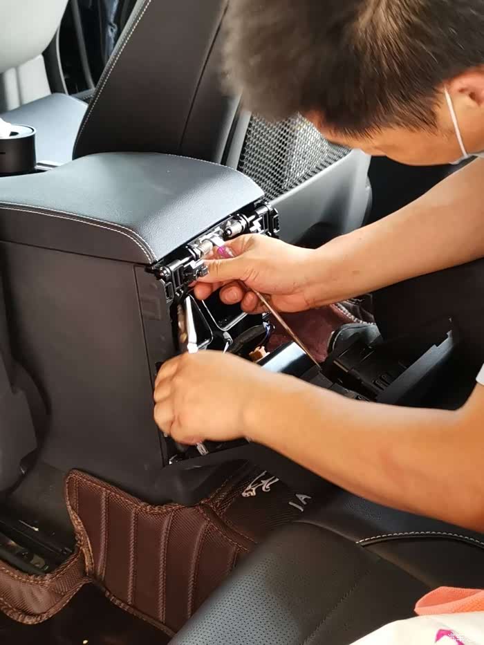 开拆扶手箱,得先把后面的空调出风口拆开.