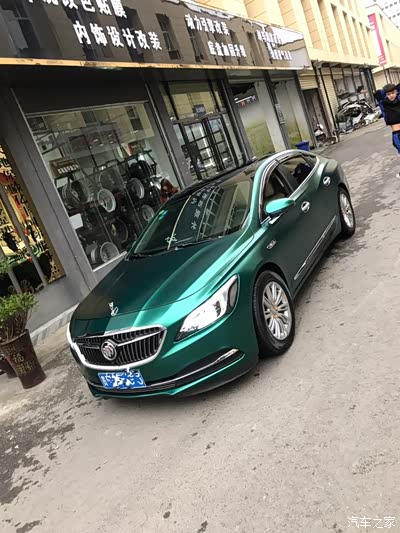 路边看见的老款君越改色