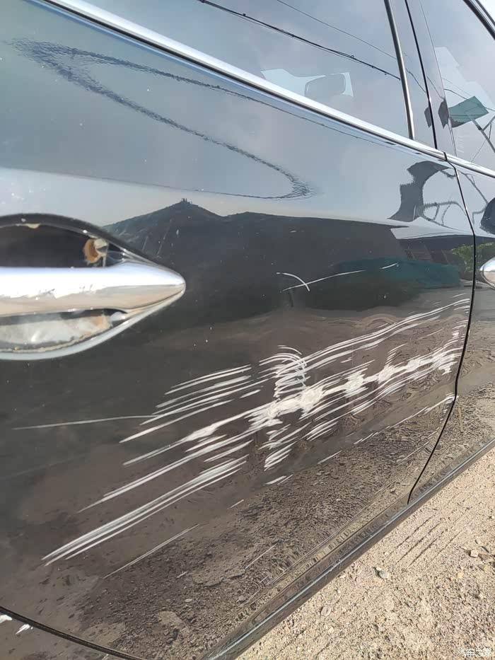 求助车,蹭到墙掉漆了