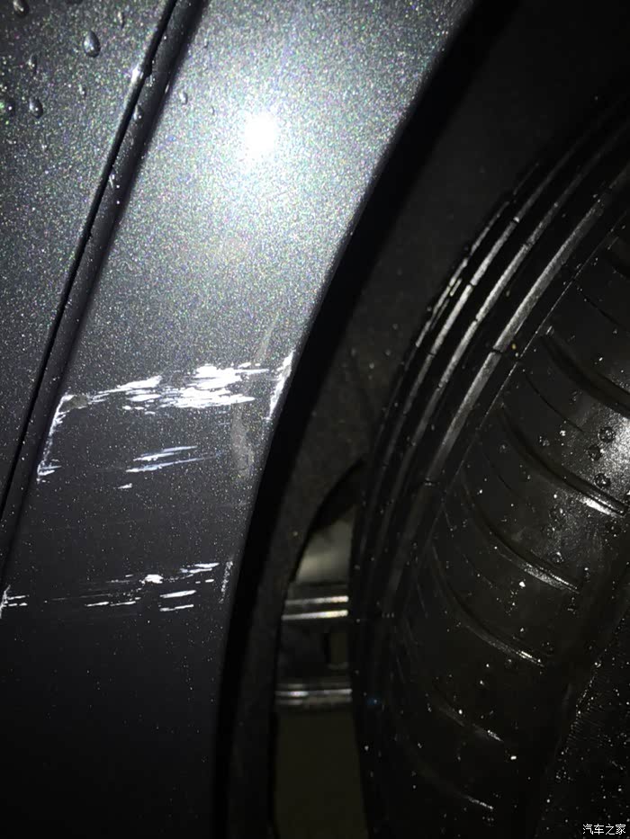 车漆刮蹭人家车漆粘在我上面看图求解