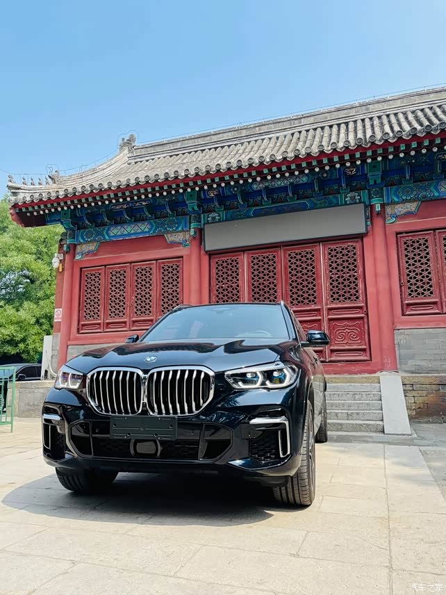 国产宝马x5与北京报国寺
